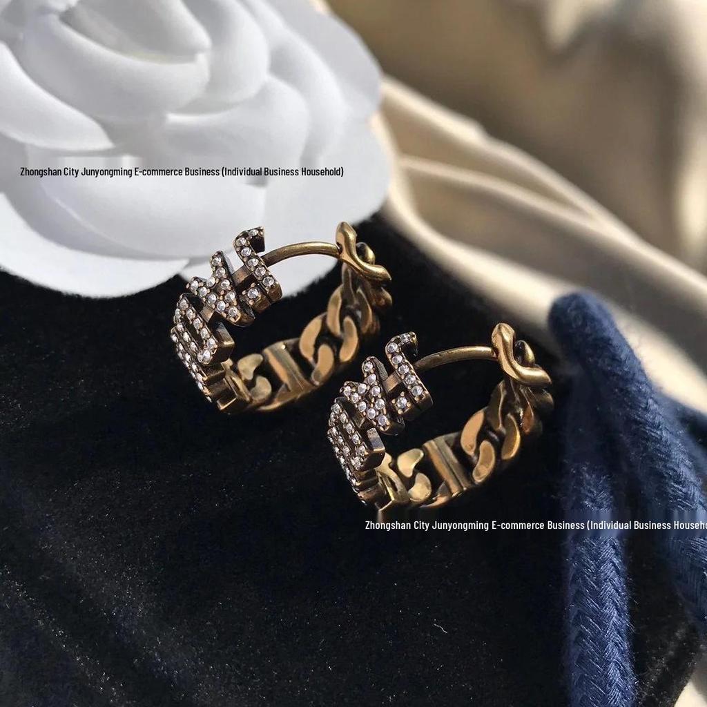 Di Jia Antique Bronze Wheat Ear Letter Stud Earrings - Women's Retro Style with Full Diamond Detailing