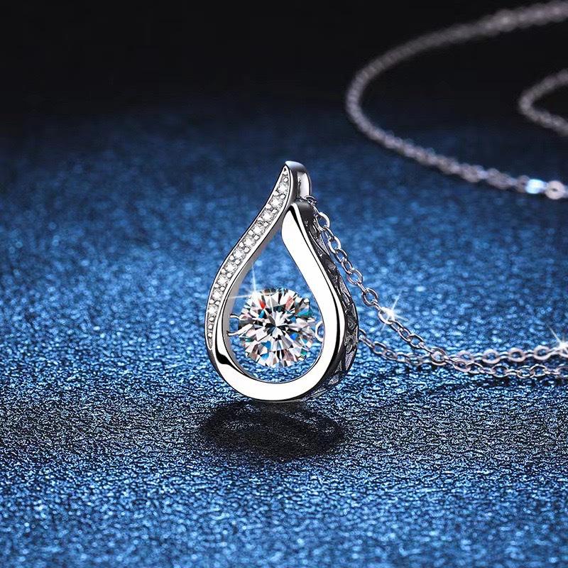 Trendy Water Drop Necklace: One-Carat Moissanite Pendant - Elegant European & American Style Jewelry for Women