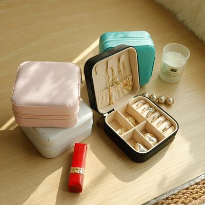 Mini boîte de rangement à bijoux portable pour voyage en famille, boîte de rangement pour boucles d'oreilles et colliers, organisateur de bagues pour femmes, boîte d'exposition en cuir PU