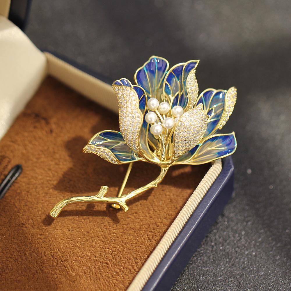 The New Chinese Style Temperament Is Luxurious, Elegant and Exquisite, and the Classic Iris Brooch Is an Anti-light Accessory.