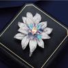 Luxuriöse mehrfarbige Blumenbrosche, hochwertige Damenbrosche mit einzelner Blume und Diamantenbesatz, hochwertige Brosche
