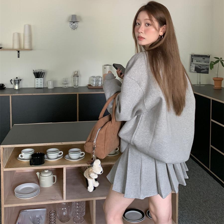 Плюшевая толстовка с буквенным принтом в стиле ретро + плиссированная юбка — фото 4