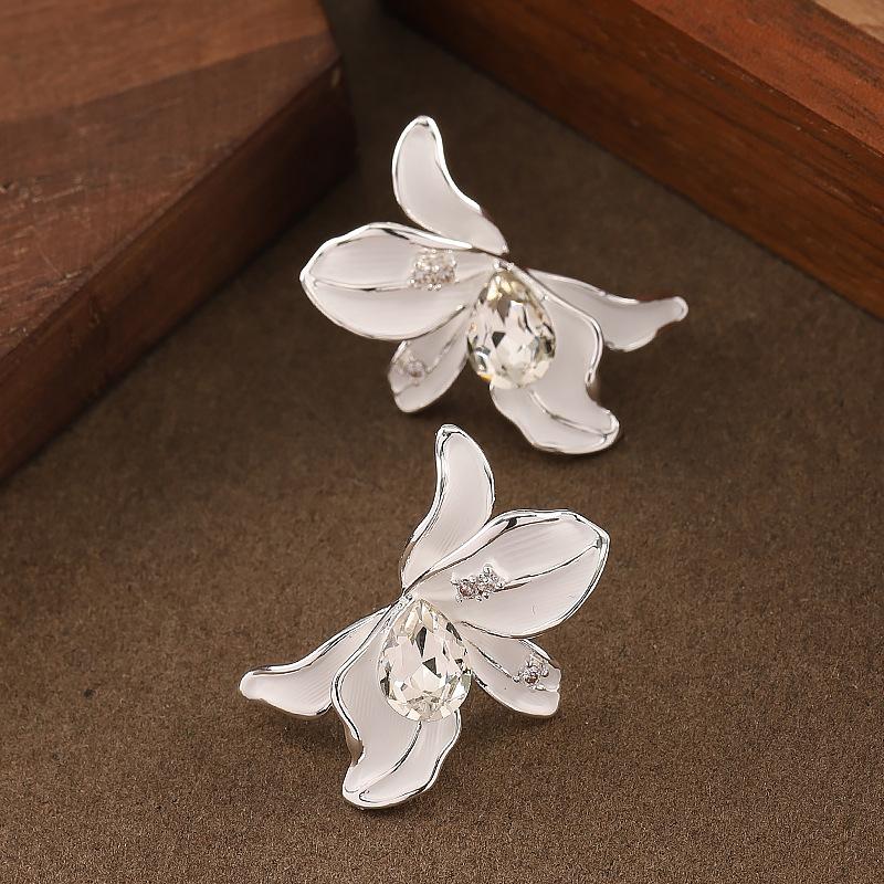 

French elegance temperament small fragrant wind paint drip glaze diamond flower stud earrings temperament fashionable high-end earrings белый
