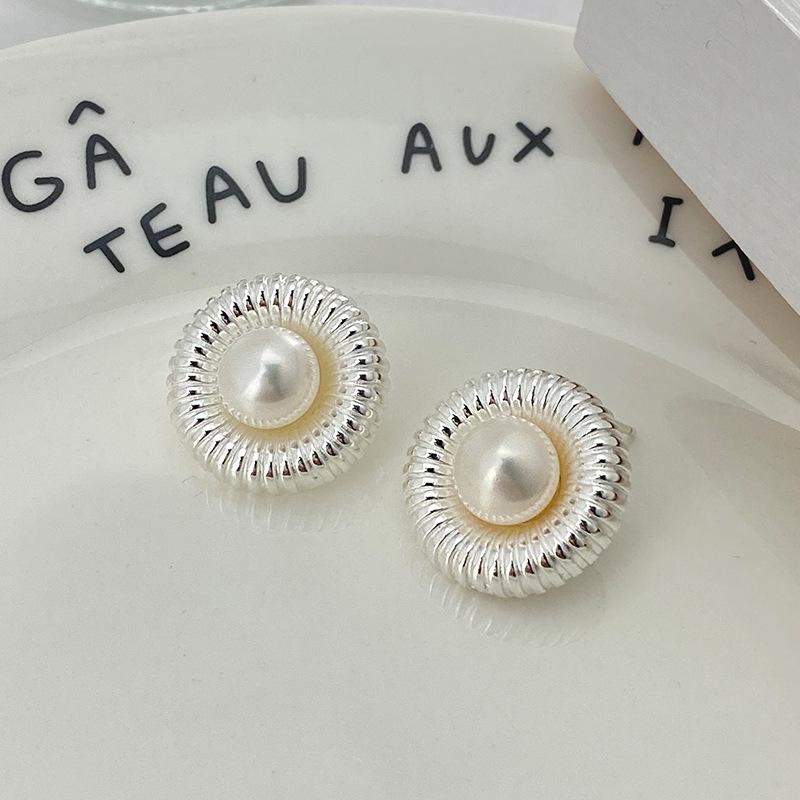 French Retro Palace Style Prank Pearl Earrings Round Thread Earrings Light Luxury Exquisite Style