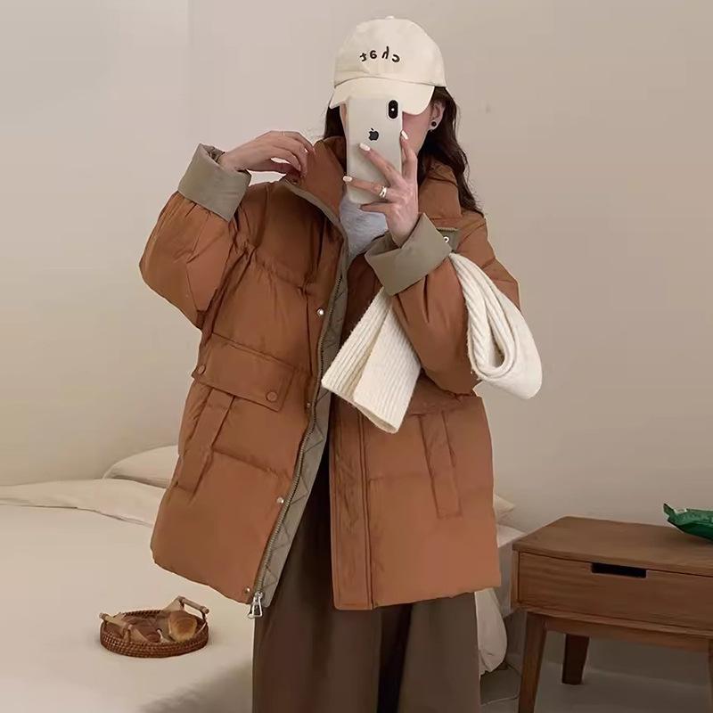 Fashion contrasting color short down jacket women's 2024 winter new stand-up collar thickened white duck down turned sleeve warm jacket large size