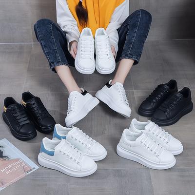 Malé bílé boty 2025 Nové jarní a podzimní párové italské boty McQueen pro muže a ženy Platforma Trend Zvyšuje Casual Sportovní Board Shoes