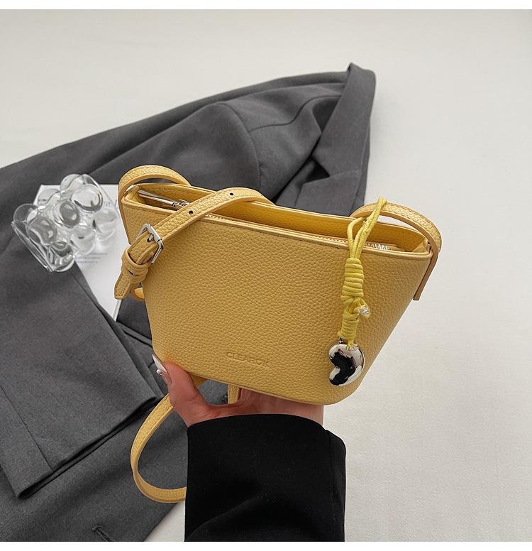 

Korean small bag 2025 spring and summer minimalist versatile shoulder messenger bag women s niche mobile phone bag lychee pattern sailing bag жёлтый