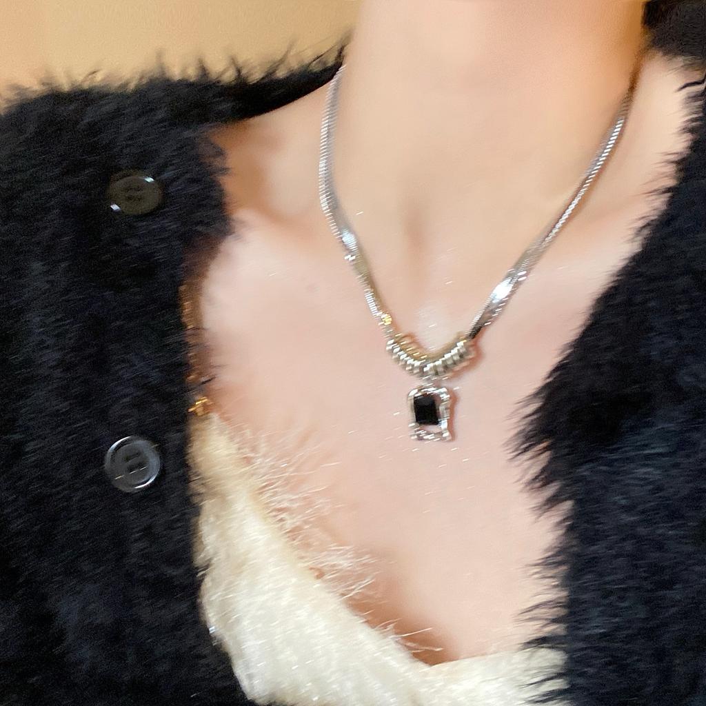 Light luxury elegant pearl water drop fringed rhinestone collarbone chain fashion temperament celebrity high sense necklace new trend