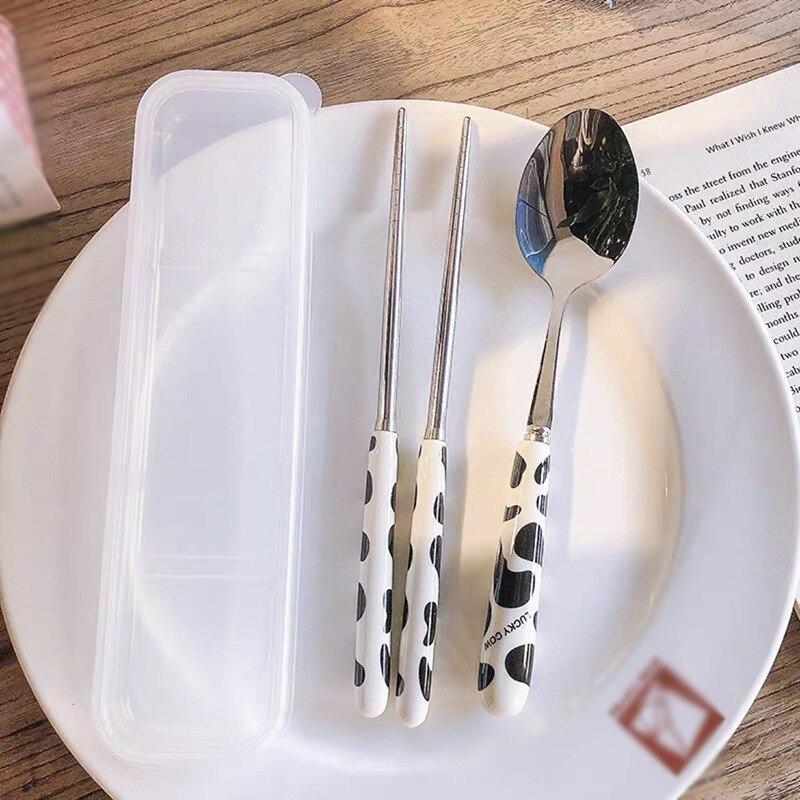 

Портативные Палочки Столовые Приборы Подарок Мультяшная Ложка для Льда Керамическая Ложка Посуда из Нержавеющей Стали Черно-белые Коровы Набор из Трех Предметов 2pcs set