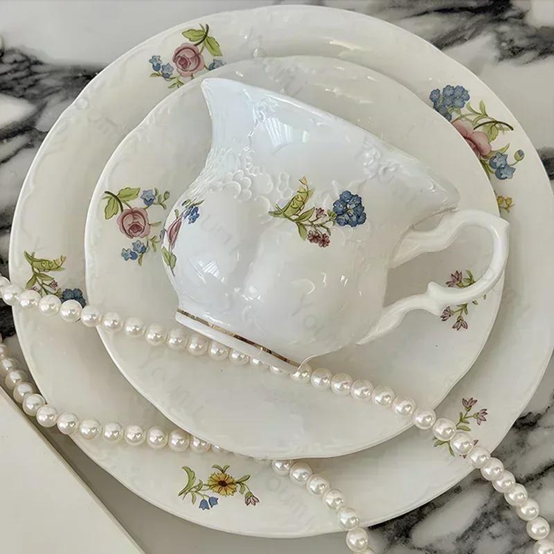 Vintage francouzské kávové šálky, luxusní odpolední čaj, keramický kávový šálek a sada talířů, vynikající nádobí pro domácnost