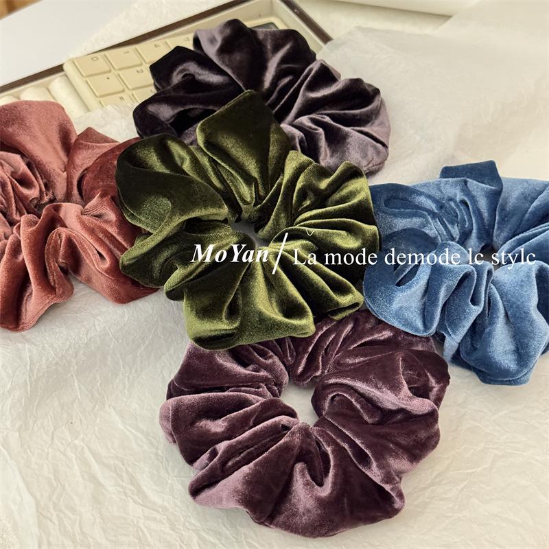 Elegant Velvet Scrunchie: Retro Women's Ponytail Hair Accessory