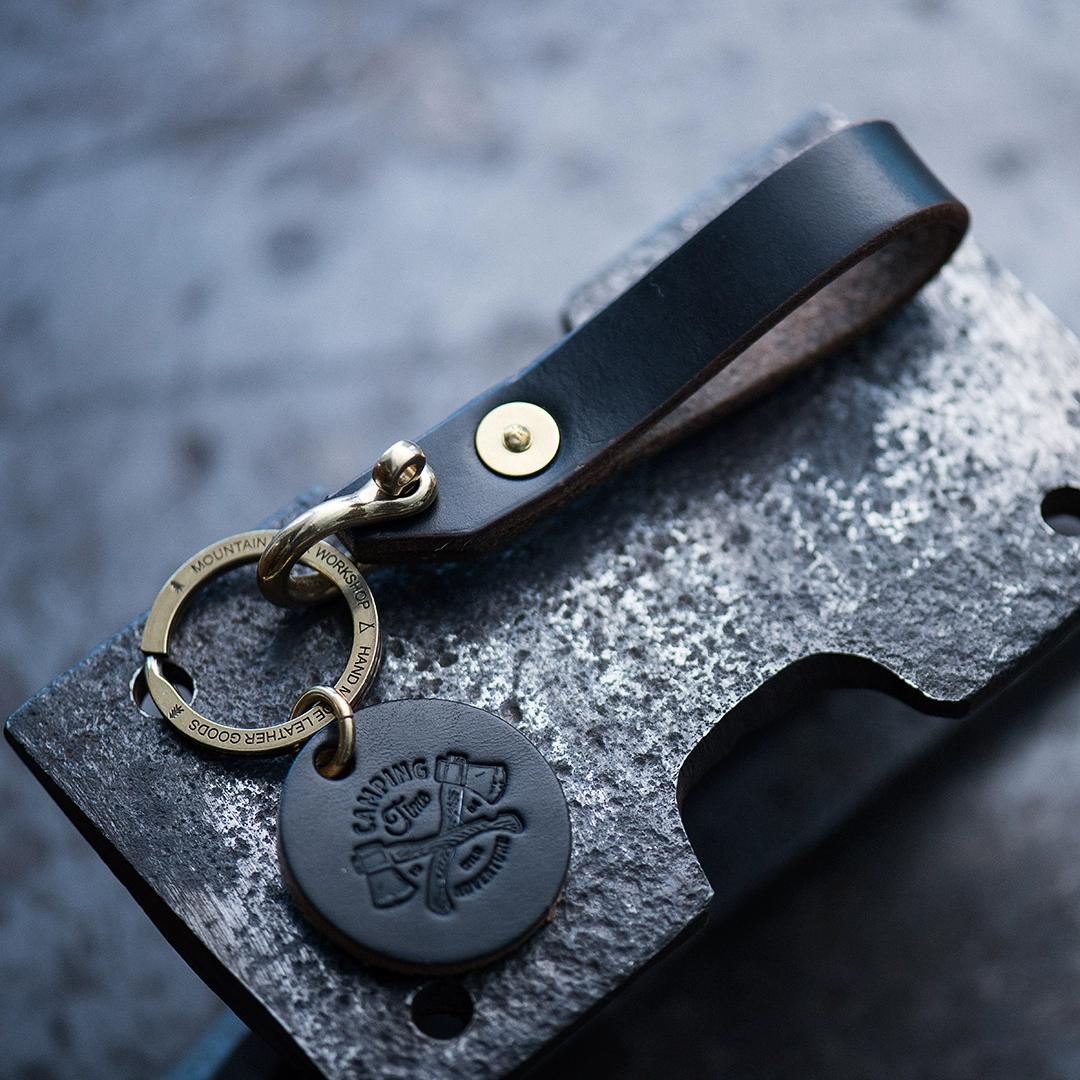 

Брелок для ключей из винтажной машины цвета хаки, полностью из латуни, кожа Horween Holven, ручная работа