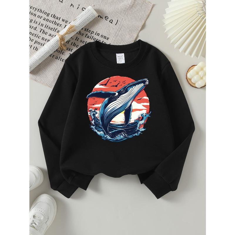 Felpa alla moda con una balena che salta contro un tramonto con onde dell'oceano e uccelli, perfetta per le ragazze