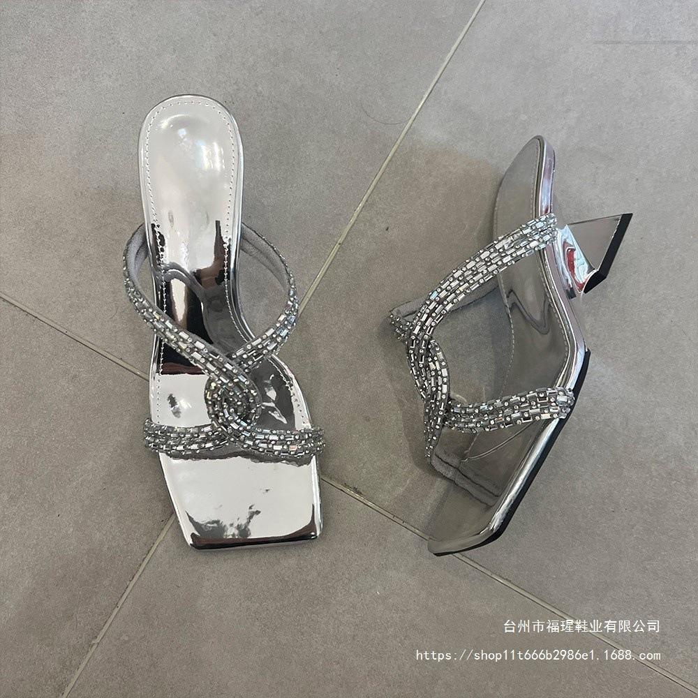 Ein Wort mit Hausschuhen Damen Sommer neu Französisches Temperament mittelhohe Absätze Oberbekleidung schlichte eckige Spitze dünne Absatzsandalen schwarz