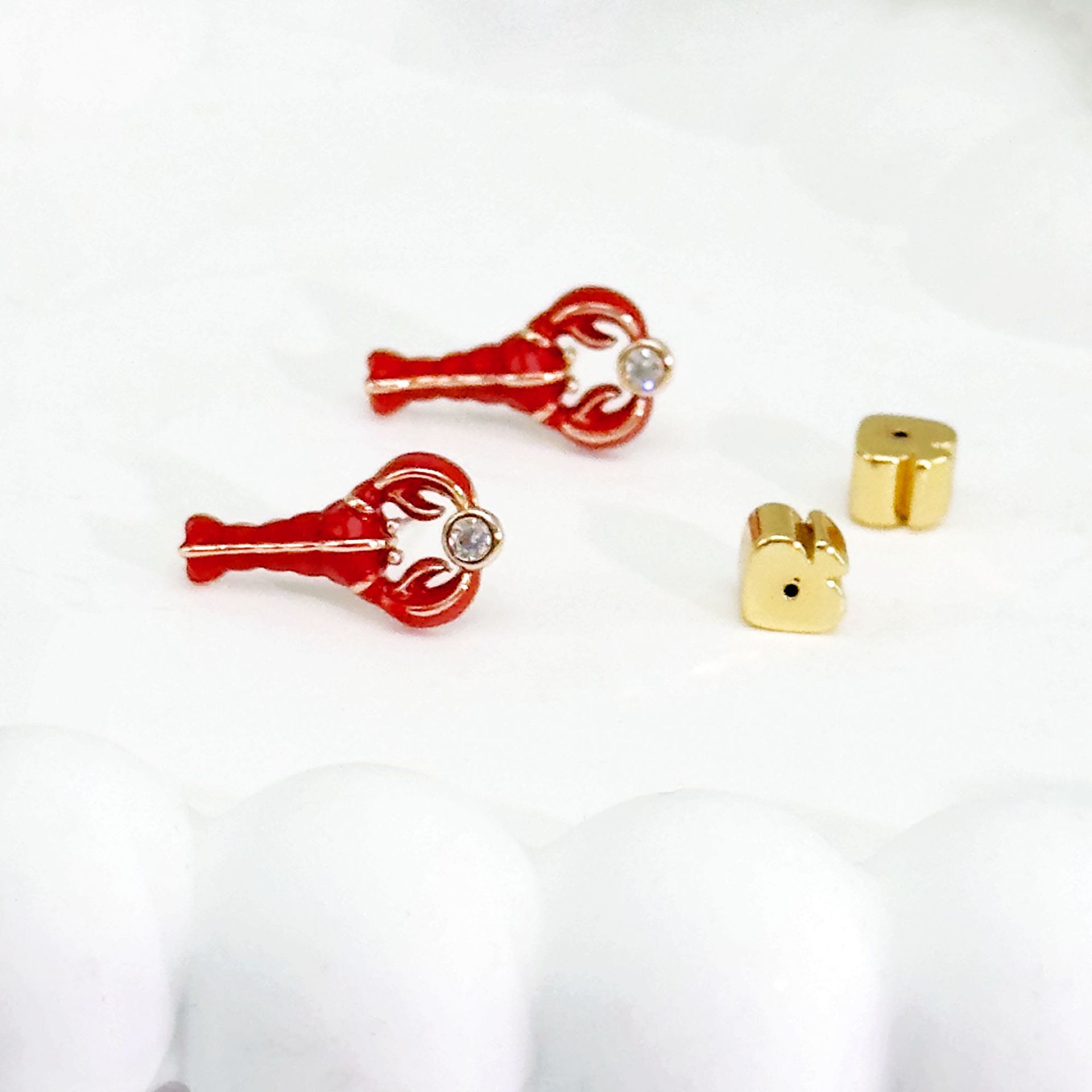 

Design Zircon Inlaid Red Enamel Glaze Exquisite Mini Three-Dimensional Crayfish Stud Earrings