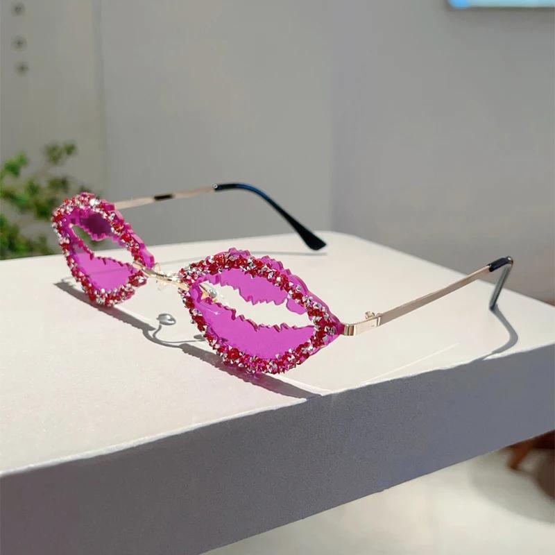 

KAMMPT Rimless Lips Shaped Sunglasses with Rhinestones Trendy Women Stylish Vintage Decor Shades Trendy Funny Rave Sun Glasses golden розы красного