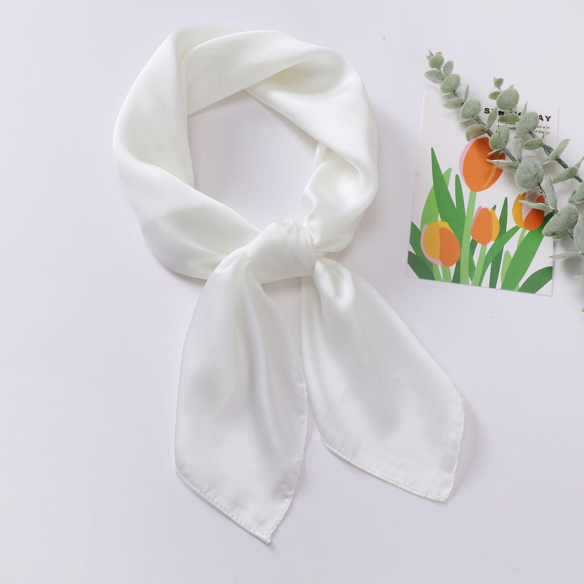 

70 * 70 Four Seasons Доступен Новый женский маленький квадратный шарф, высококачественный шарф с буквенным принтом, профессиональный шарф, атласный шарф 70*70CM