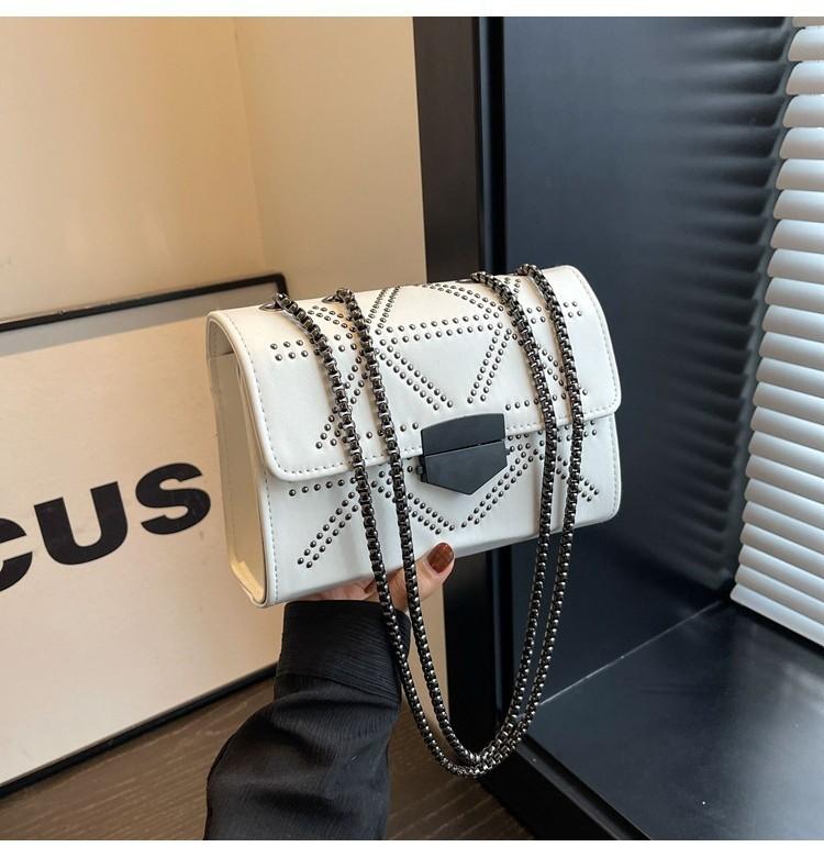 

Urban Minimalist Pu Leather Small Flap Shoulder Bag With Chain Quilted Design білий