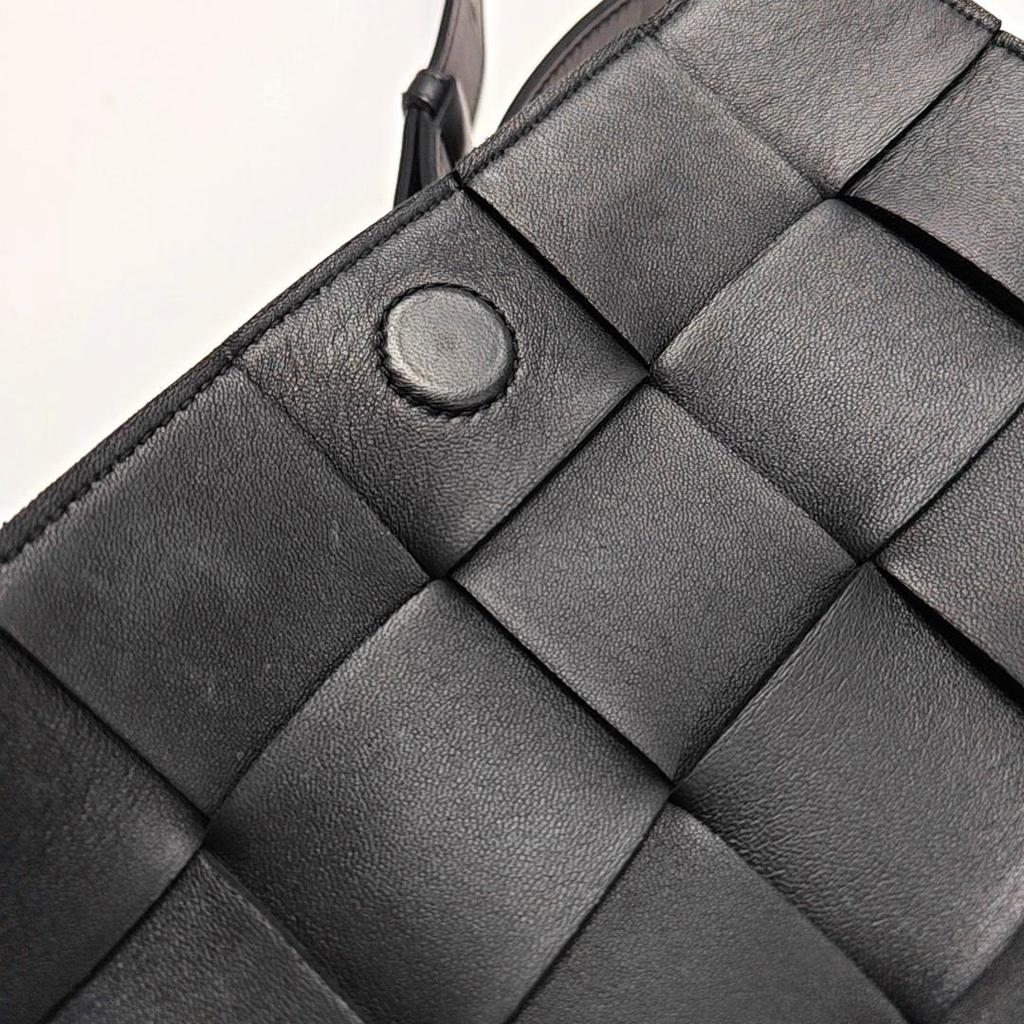 [Pre-Owned] Bottega Veneta Cassette Bag 'Black/Silver' - Very Good #1VFWN5Z