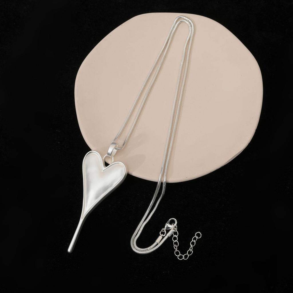 European and American new women's heart-shaped long sweater chain necklace fashion trend versatile metal accessories