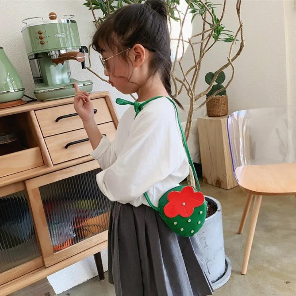1 Pcs Children's Small Bag Strawberry Crossbody Bag Cute Little Girl Zero Wallet Versatile Fashion Shoulder Bag Trend