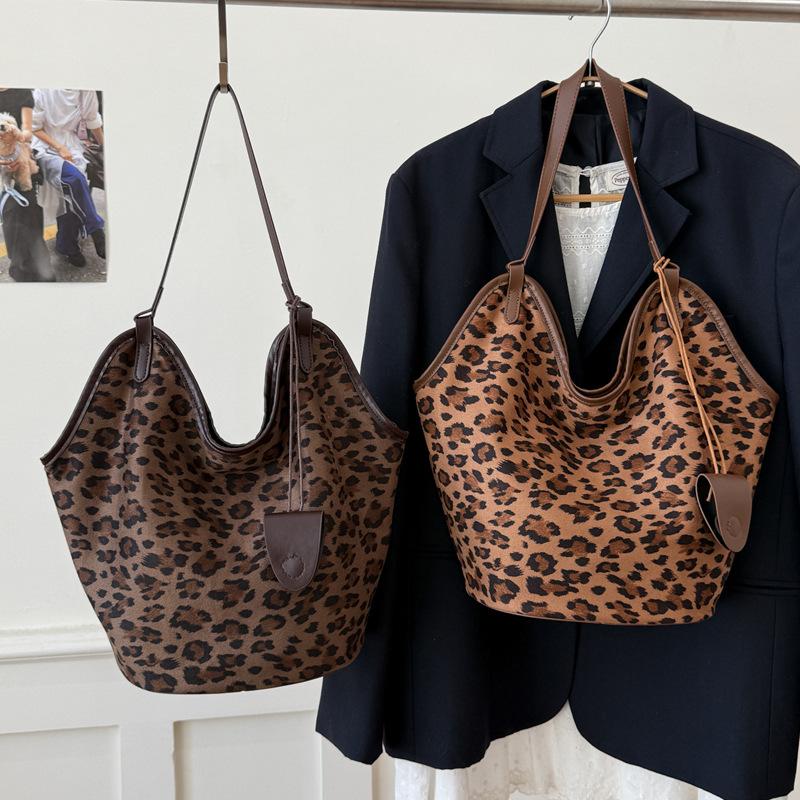Casual Relaxation Large Capacity Leopard Print Bag Women's 2025 New Autumn and Winter Commuter Shoulder Bag Portable Tote Bag