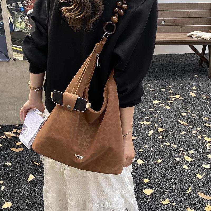 

Large capacity bag women s autumn and winter retro 2025 new casual shoulder armpit bag student class tote bag women s bag цветной печати леопарда
