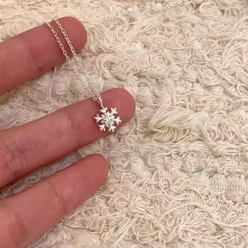Gold-Plated Nickel Silver Snowflake Necklace for Women - Elegant Design with High-End Feel