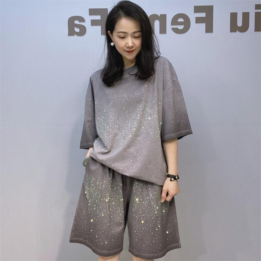 

Большой размер Вес 100 кг Можно носить Шорты с короткими рукавами Градиентный цвет Повседневный костюм Женский Летний Стразы Свободная футболка с короткими рукавами Костюм-двойка One size серый