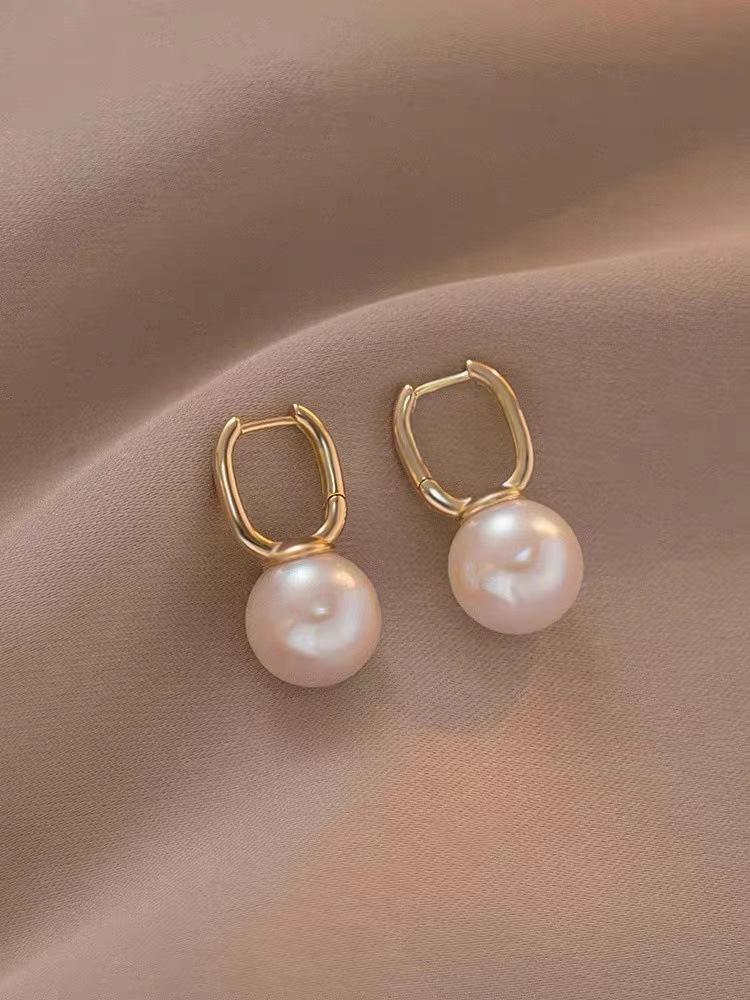 Elegant French Retro Pearl Ear Cuffs: 2023 High-End Light Luxury Women's Jewelry