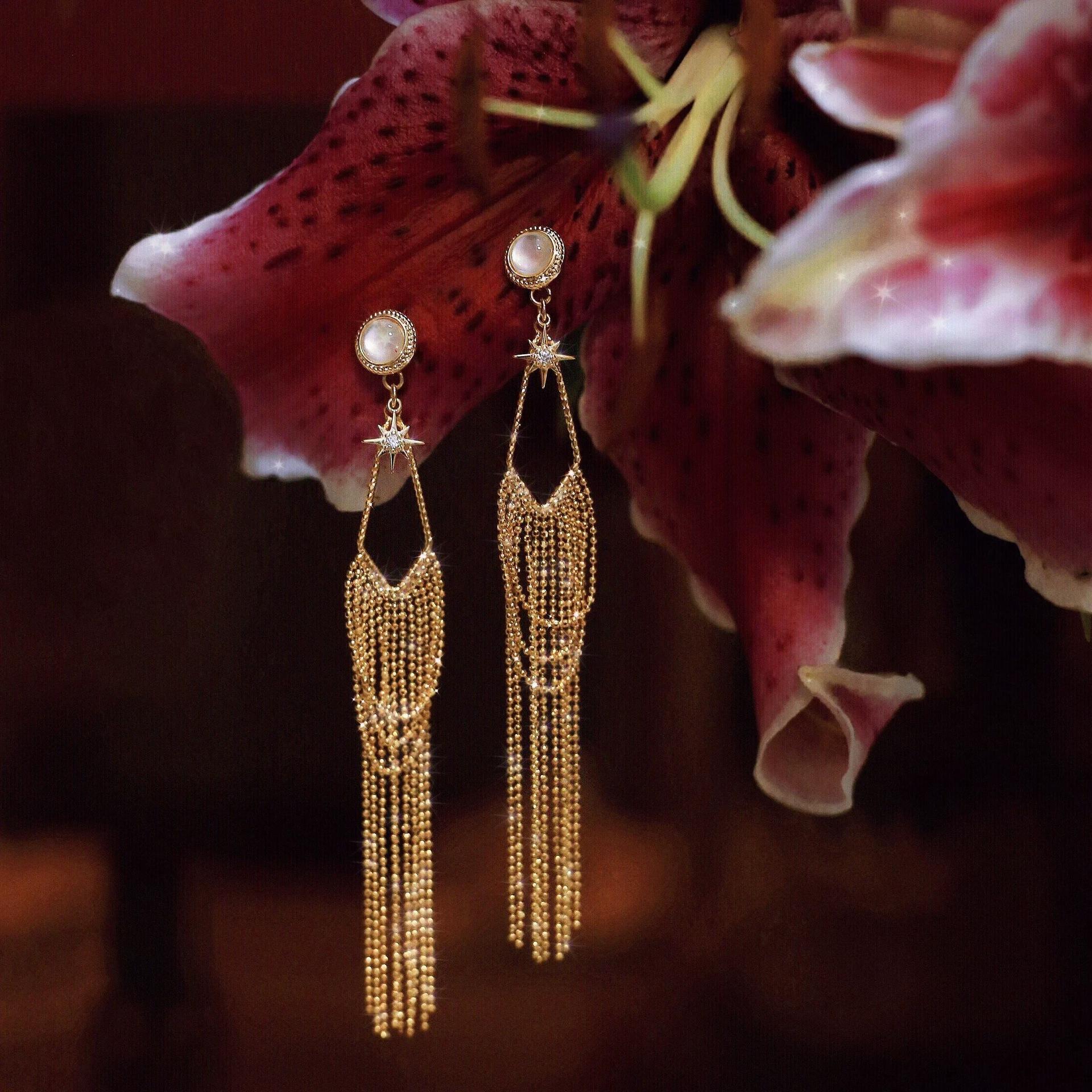 

Light Luxury Fashion Irregular High-end Feeling Waterfall Dynamic Tassel Earrings Design Sense Niche Long Earrings