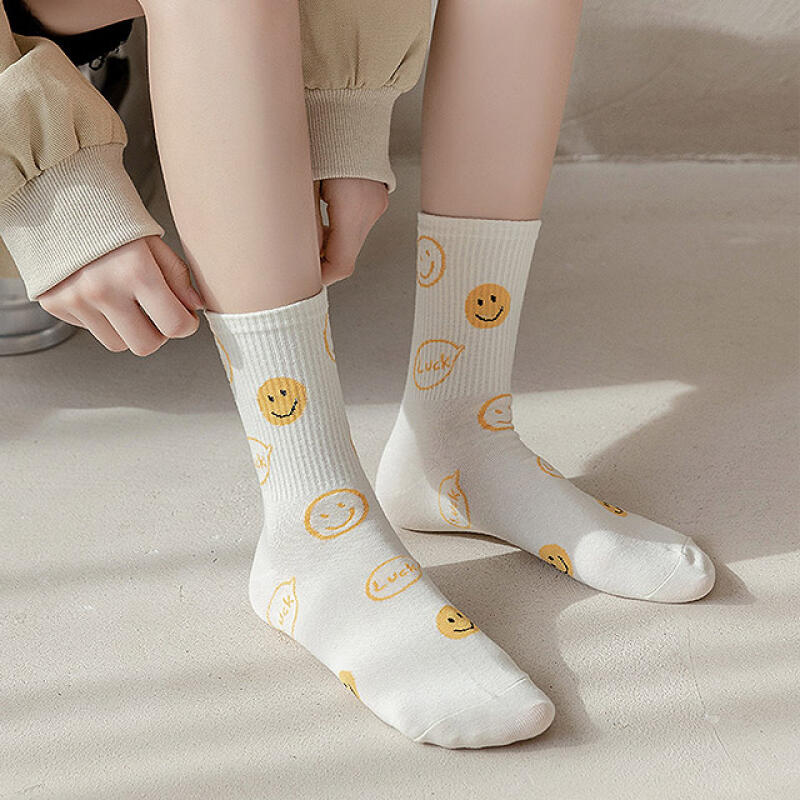 fsn147_Lucky Smile Crew Socks Black polka dots