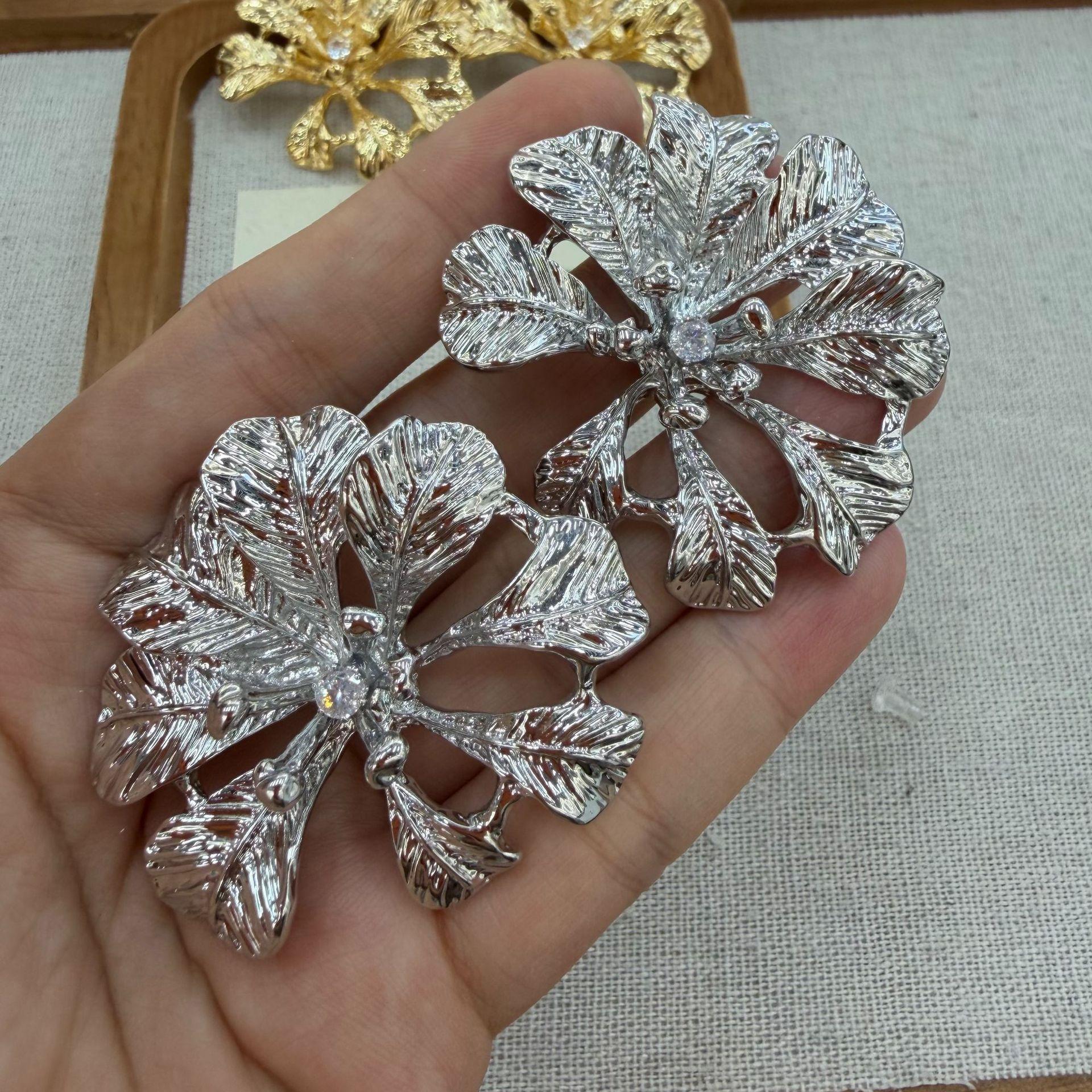 

Gold Irregular Hollow Metal Flower Stud Earrings Female Retro Personality Flower Earrings срібний