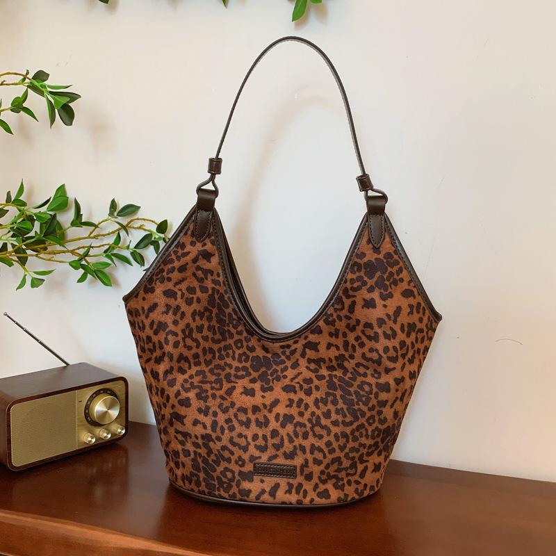

Premium sense retro leopard print shoulder bag women s bag large capacity versatile casual tote bag autumn and winter armpit bag