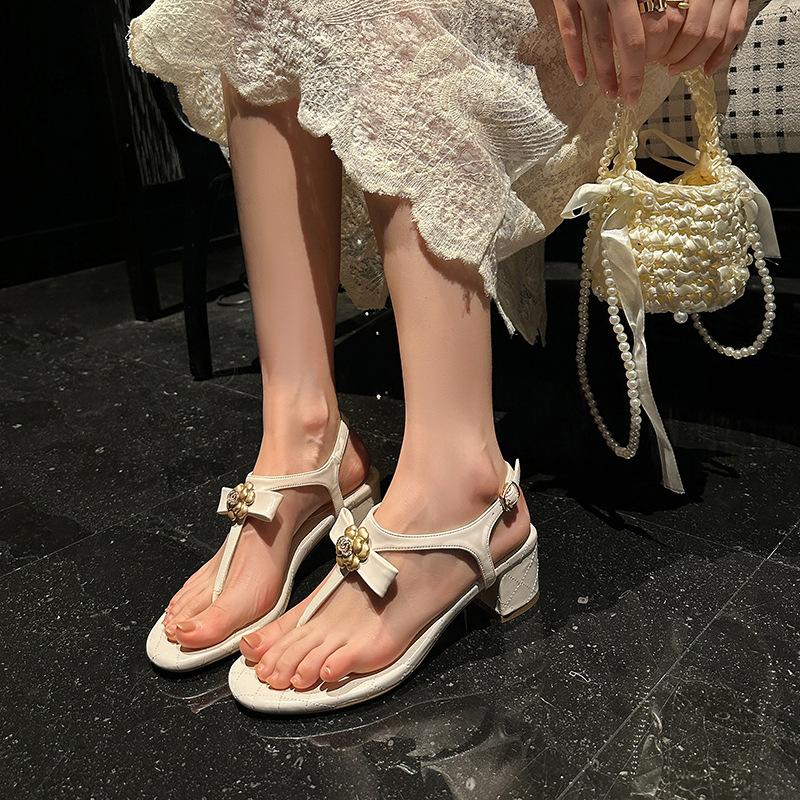 Su Yinyin Has Two Heels of the Same Style~ Lambskin Camellia Rhinestone Bow Toe Sandals Women's Thick Heels