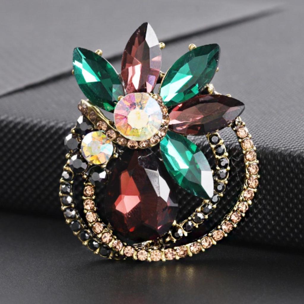 Elegant Glass Crystal Brooch for Women - Versatile Luxury Pin for Autumn/Winter Coats and Personality Jewelry Accessories