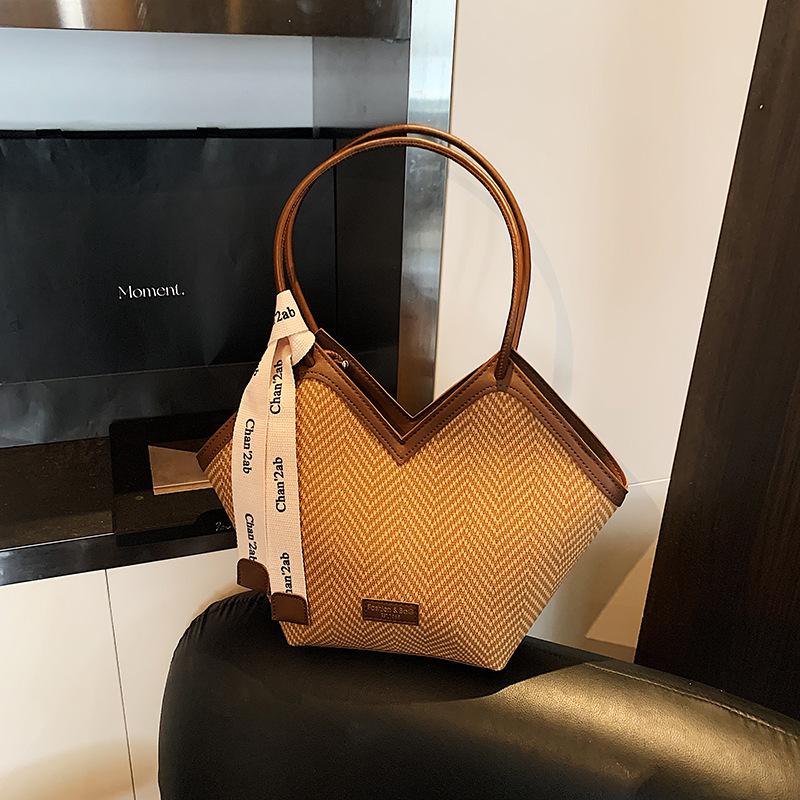 

2025 autumn and winter new bag fashion trend personalized simple shoulder bag casual texture women tote bag коричневый