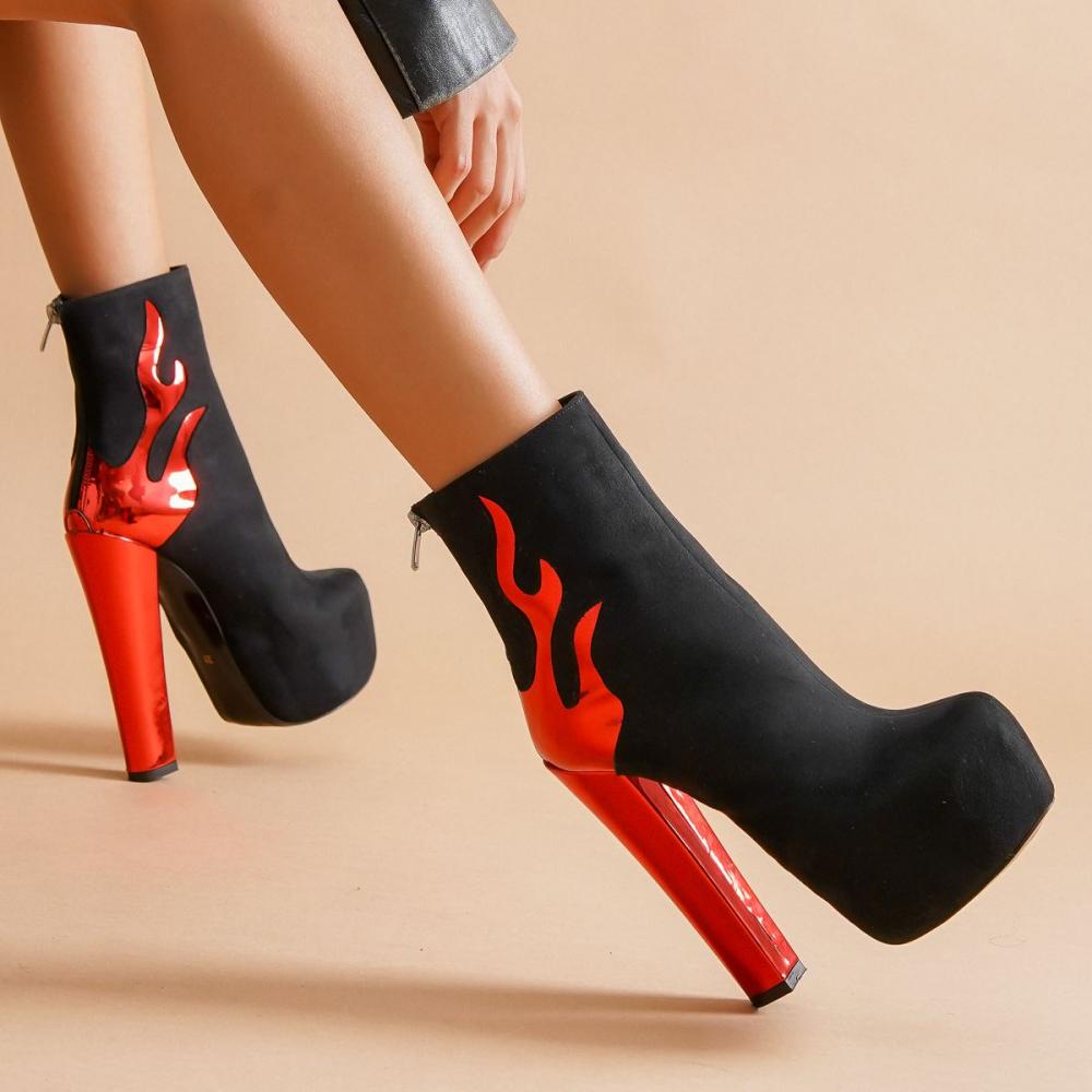 

Женские черные замшевые красные расклешенные сапоги на высоком каблуке