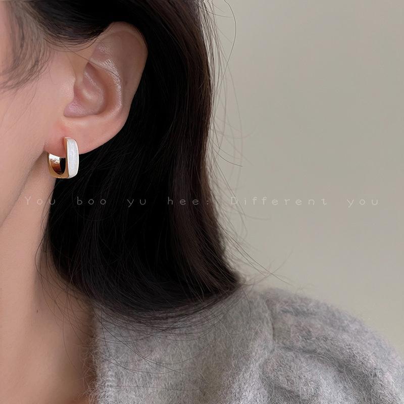 Cercei albi cu picurare de ulei pe două fețe Cercei pătrați geometrici simpli și rafinați Cercei versatili francezi