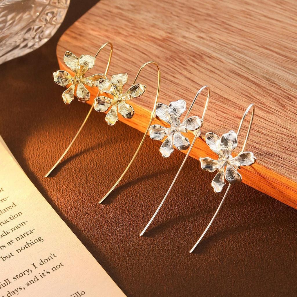 Light Luxury Three-Dimensional Iris Flower Earrings Women'S Simple Cold Wind Exquisite Elegant Ear Hook Cold Artistic Sense Creative Earrings