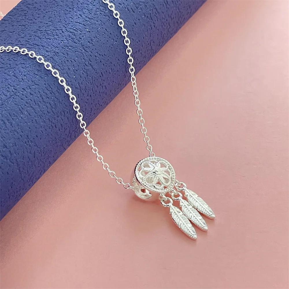 

Подвеска-ловец снов на изящной цепочке, универсальная и стильная, идеально подходит для повседневной носки.