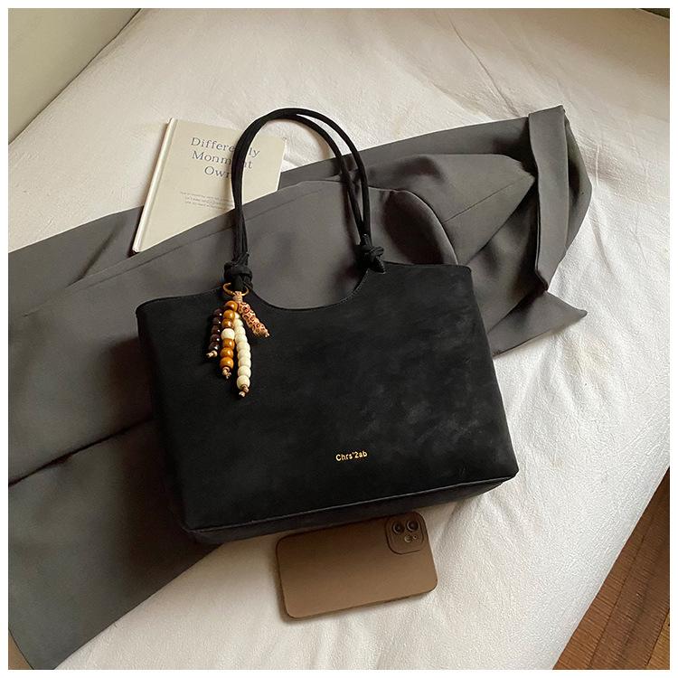 

Large capacity bag new classic retro fashion shoulder bag niche versatile simple commuter tote bag women no pendant чорний