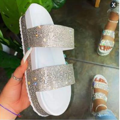 Moda 2024 Novos Calçados de Verão Chinelos Rasos com Cristal e Strass Tamanho Grande 43 Sandálias Confortáveis Femininas Plataforma Sapatos Deslizantes Femininos