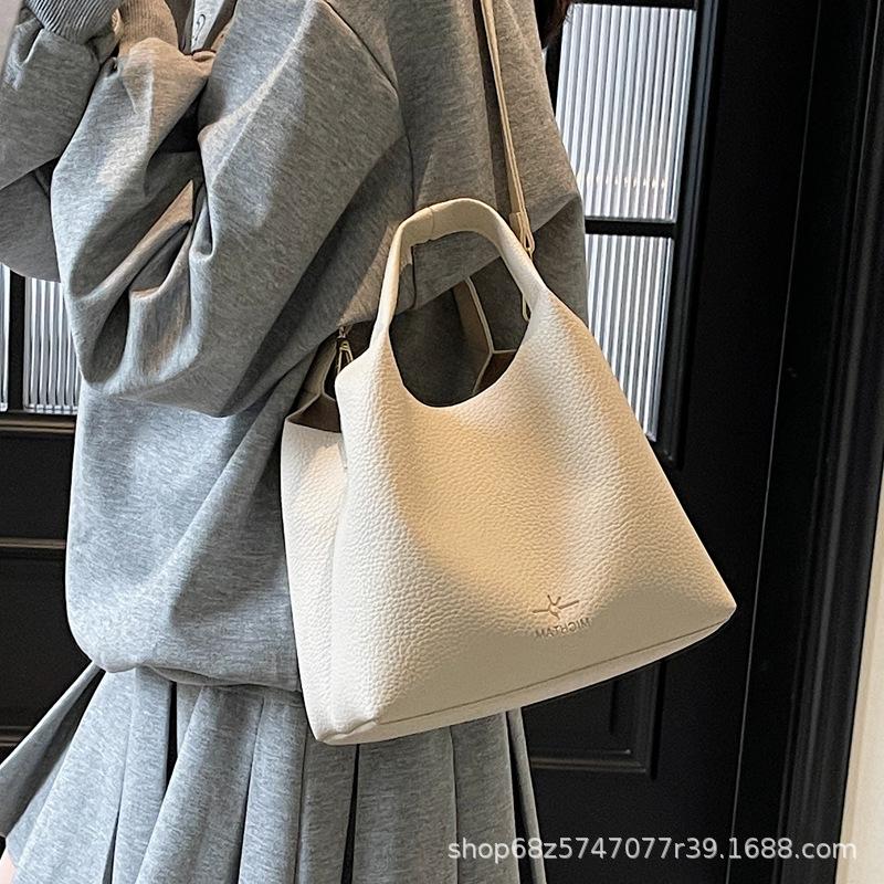 Large Capacity Simple Bucket Bag Women's Bag 2025 New Trendy Fashion Shoulder Messenger Bag Soft Leather Retro Armpit Bag
