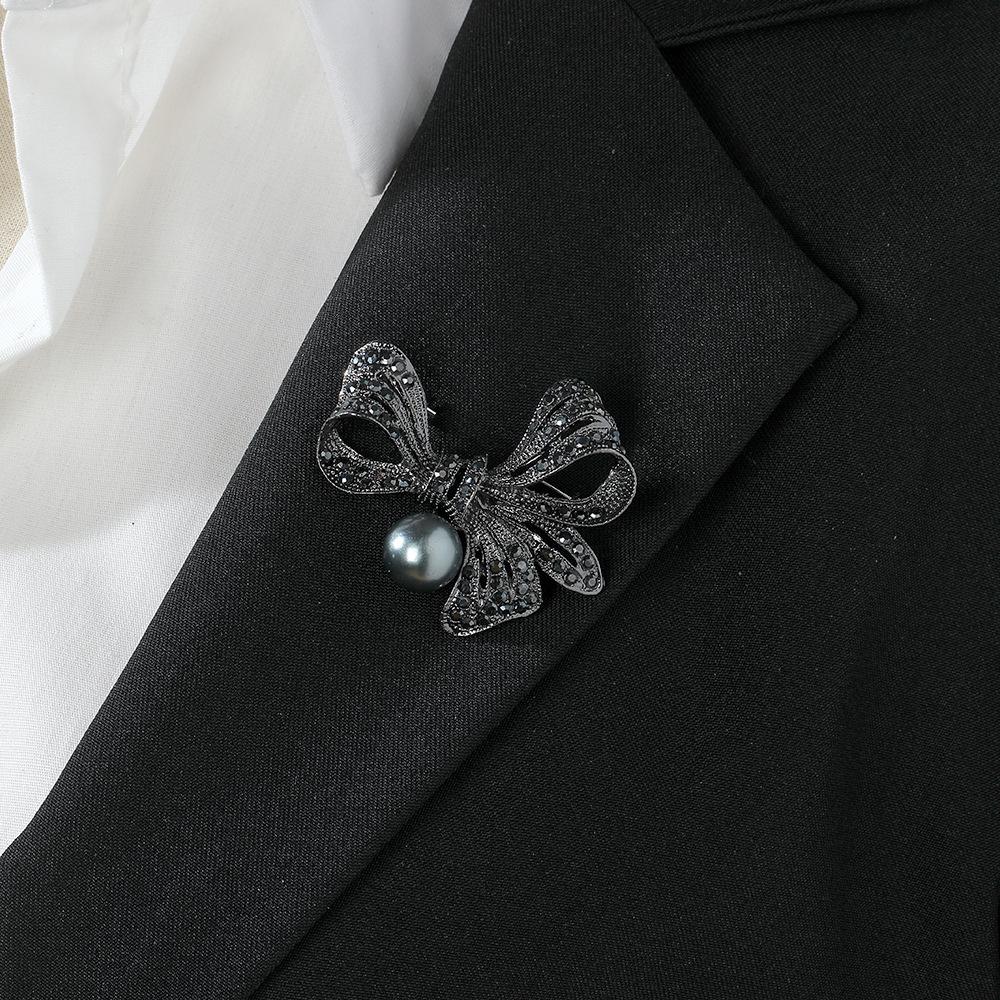 

Корейська чорна брошка-бант зі стразами та перлами для жіночих модних костюмів та кардиганів