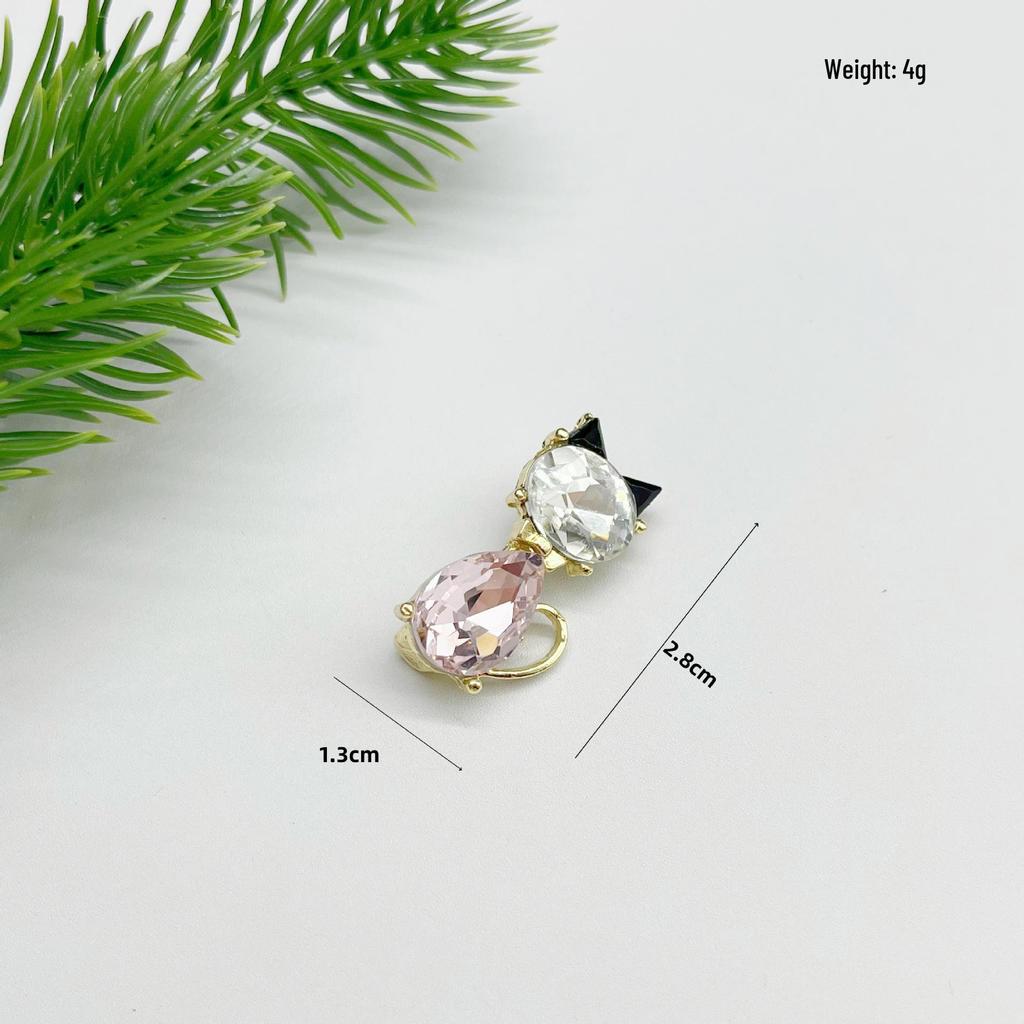 Cat's Eye Zircon Brooch: Small Cat-Shaped Clothing Pin for Anti-Exposure, Korean Dongdaemun Lapel Design.