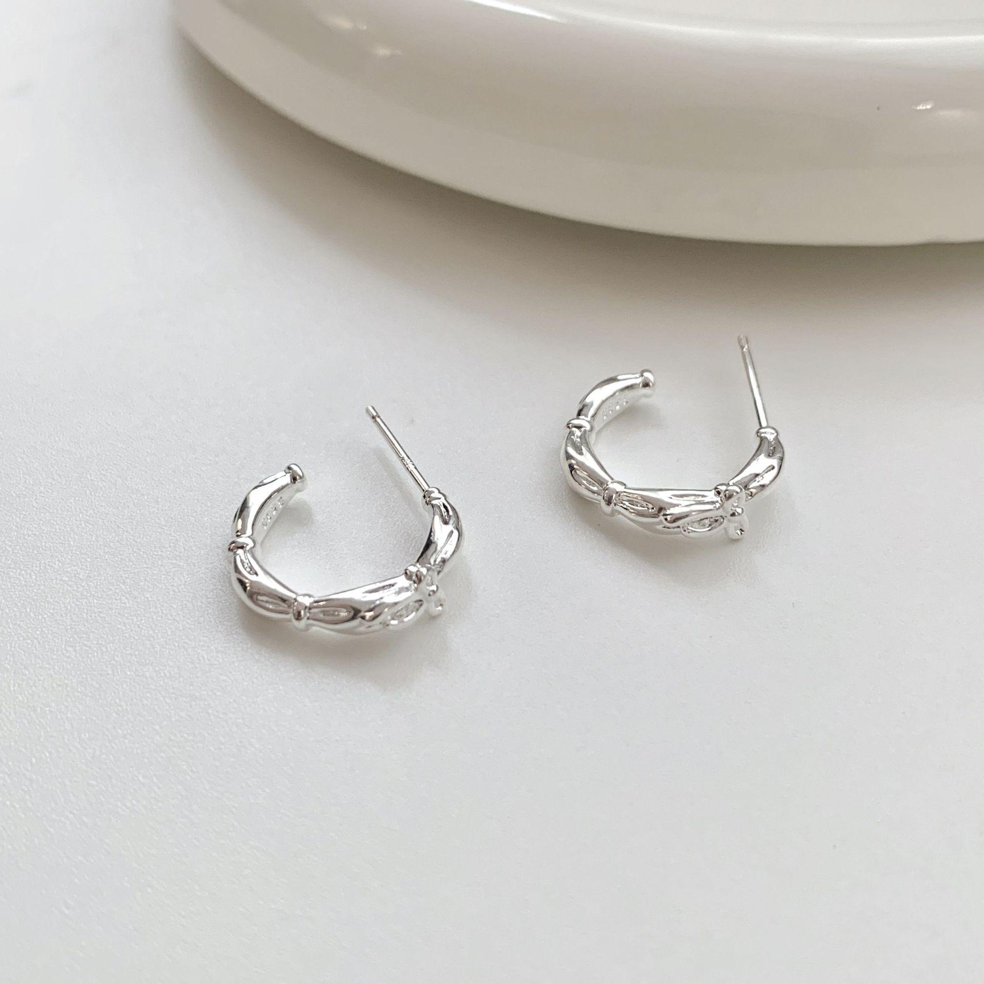 Chic Bow Stud Earrings for Women: Stylish, Sweet, Versatile C-Shaped Accessories.