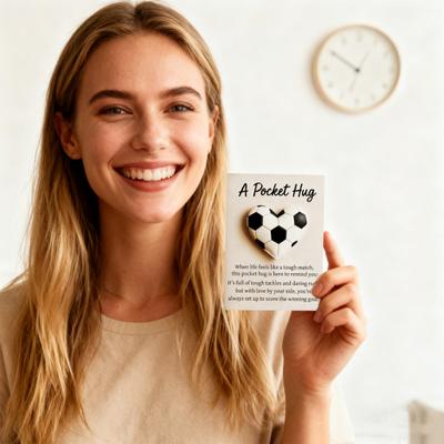 Fußball Taschenumarmung Herzförmiger Fußballschmuck mit Inspirationskarte Emotionale Unterstützung Mini Taschenumarmung Geschenke für Sportbegeisterte