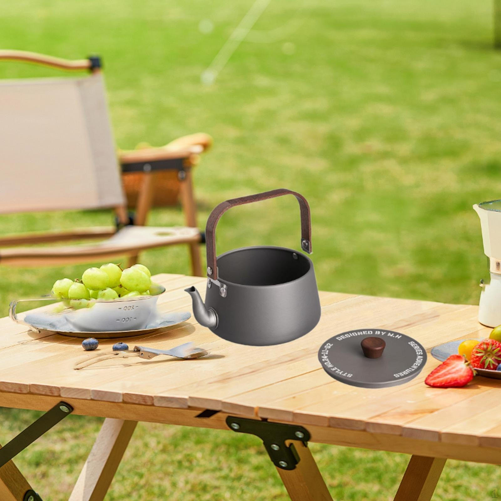 

Походный чайник и горшок для кипячения воды на открытом воздухе серый