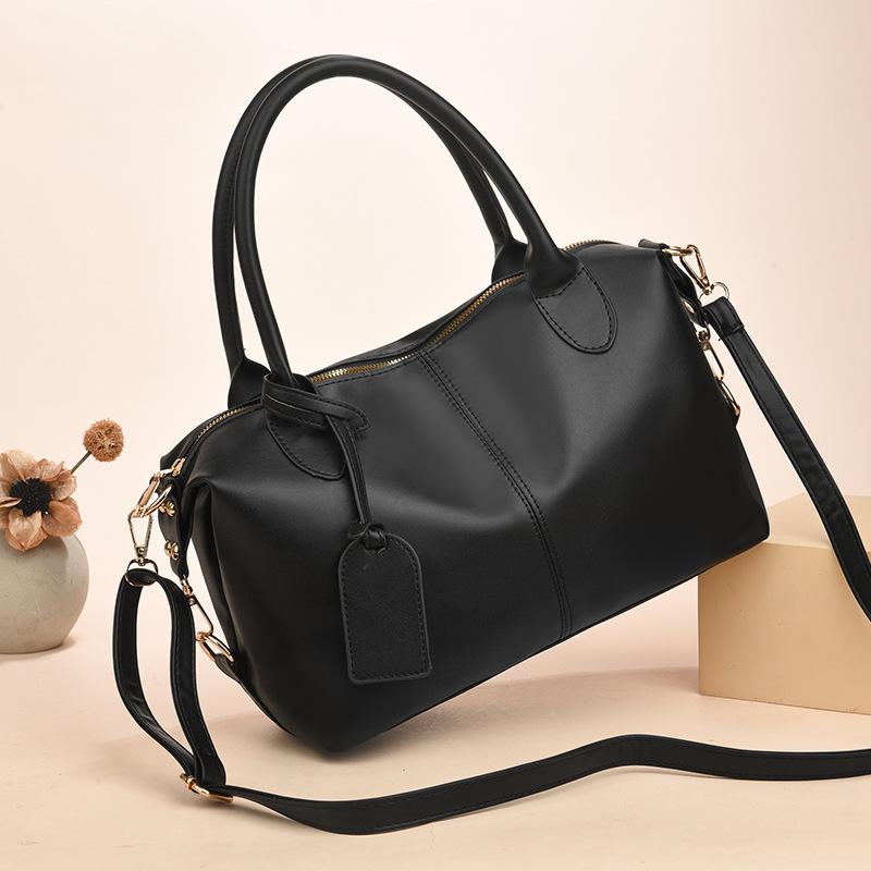 

Женские сумки имеют простую текстуру и большие вместительные сумки. Популярные наплечные сумки — это универсальные сумки-мессенджеры. 31*13*17 чёрный